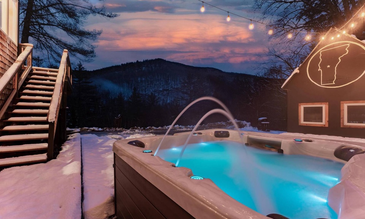 Bridgewater Corners House | Minutes to Skiing/Hot Tub/Arcades