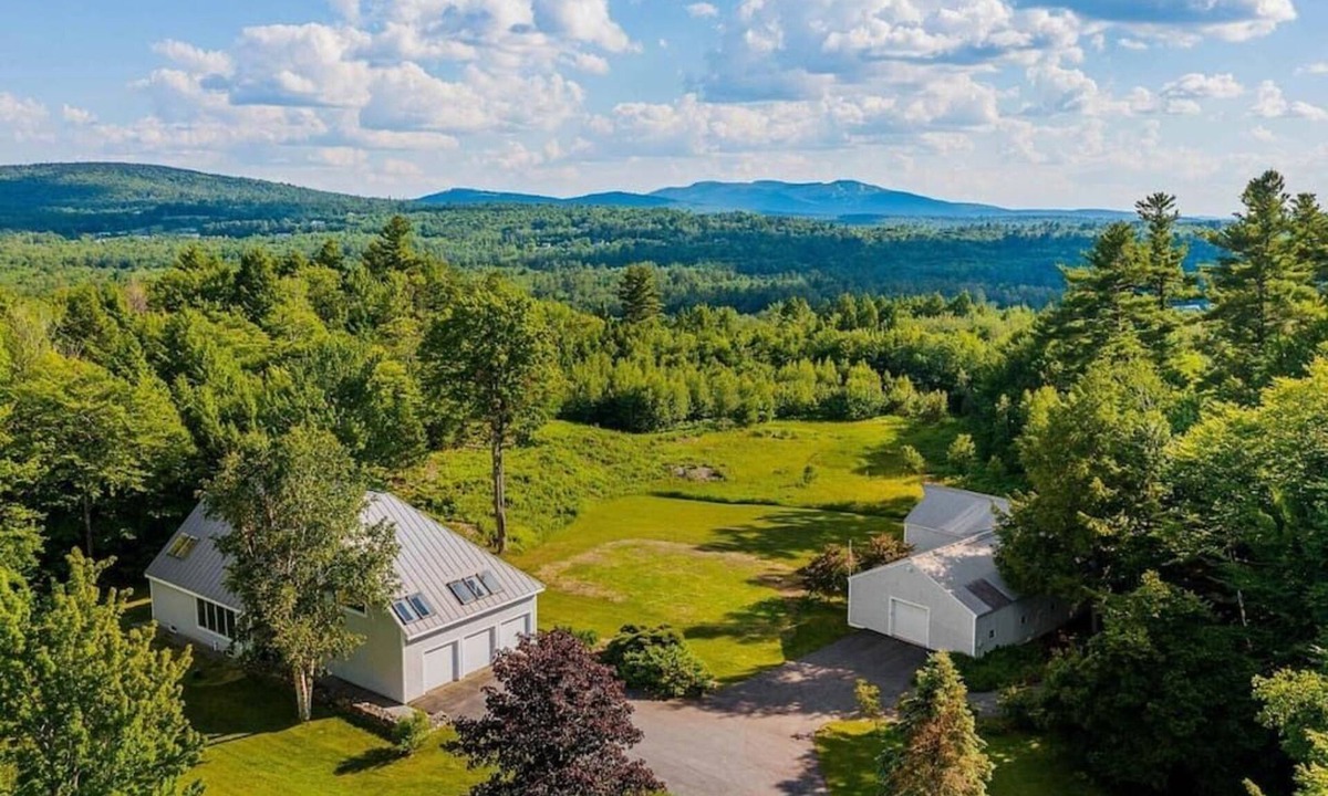 New London House | Modern 7-BR Chalet Minutes to Mt. Sunapee