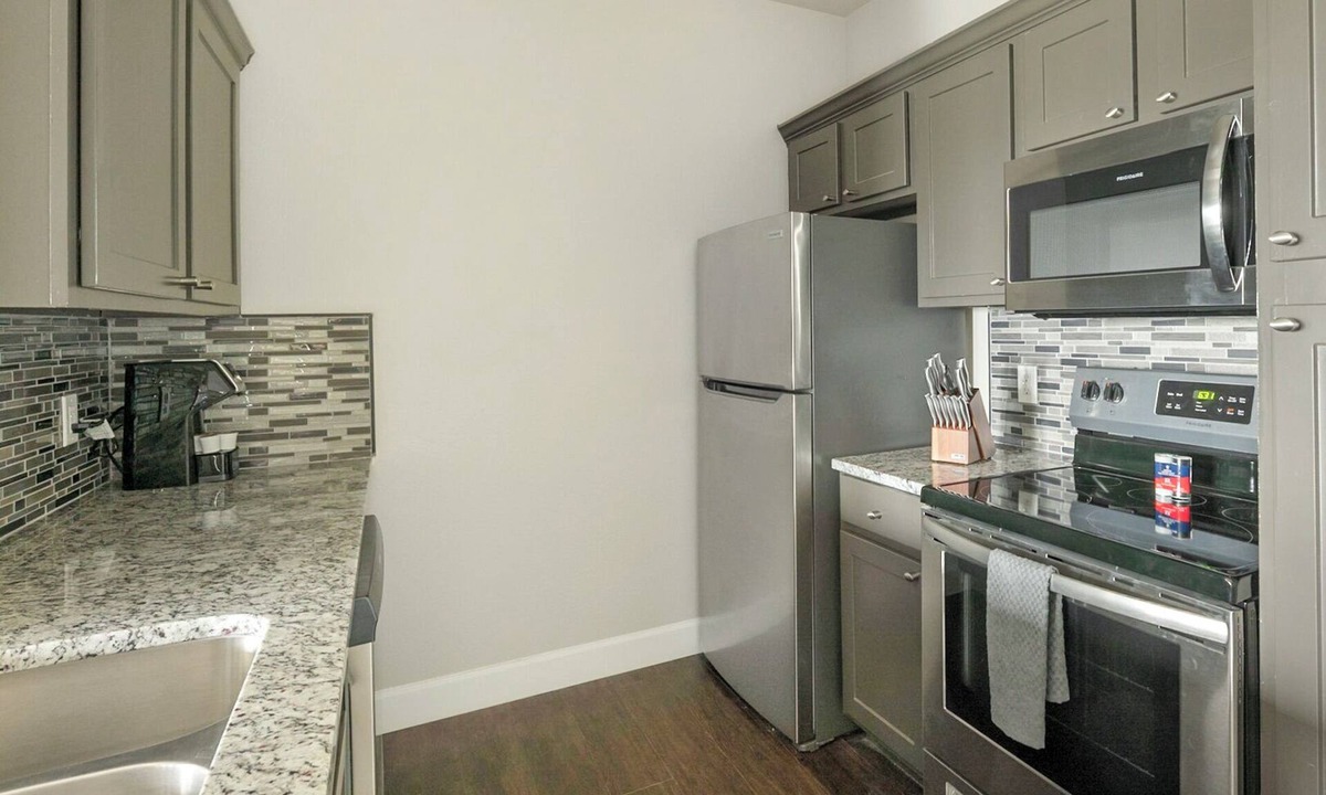 Richmond Apartment | Modern Apartment in Prime Location (ID1272X140)