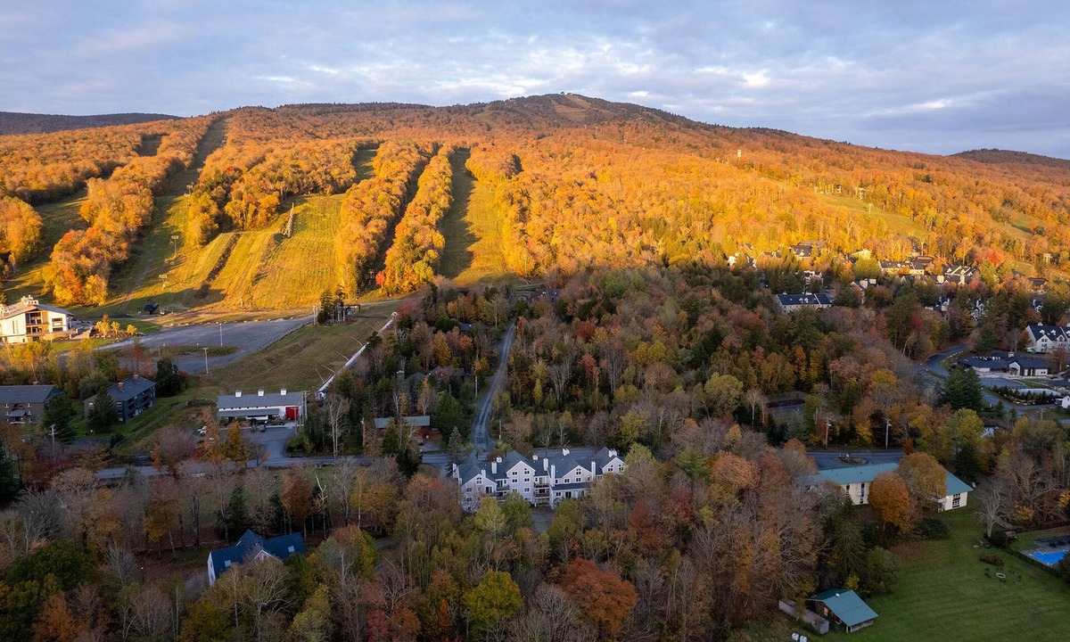 West Dover House | Modern Mount Snow Gnarvana - Balcony, Loft, Pet-Friendly, Walk to Hiking