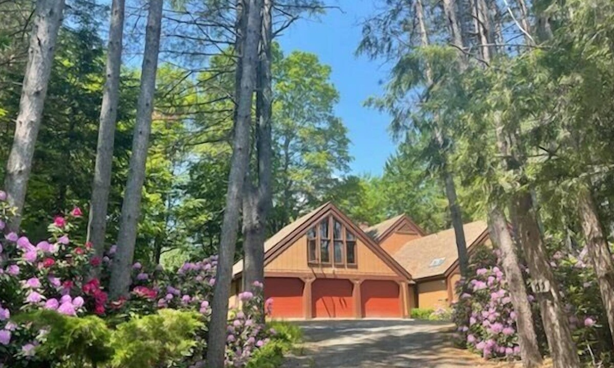 Grantham House | Modern, Spacious Ski and Lake Home Near Sunapee and Dartmouth