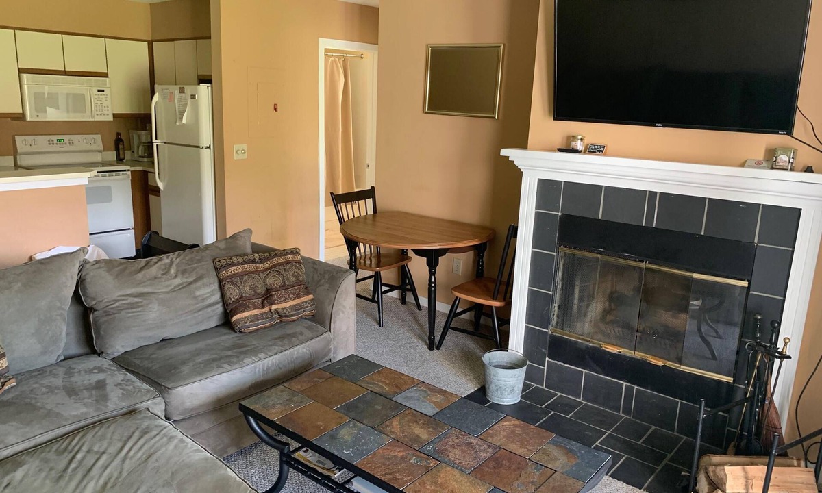 West Dover Condo | Mount Snow condo - Moover Shuttle to Resort, pool, WiFi