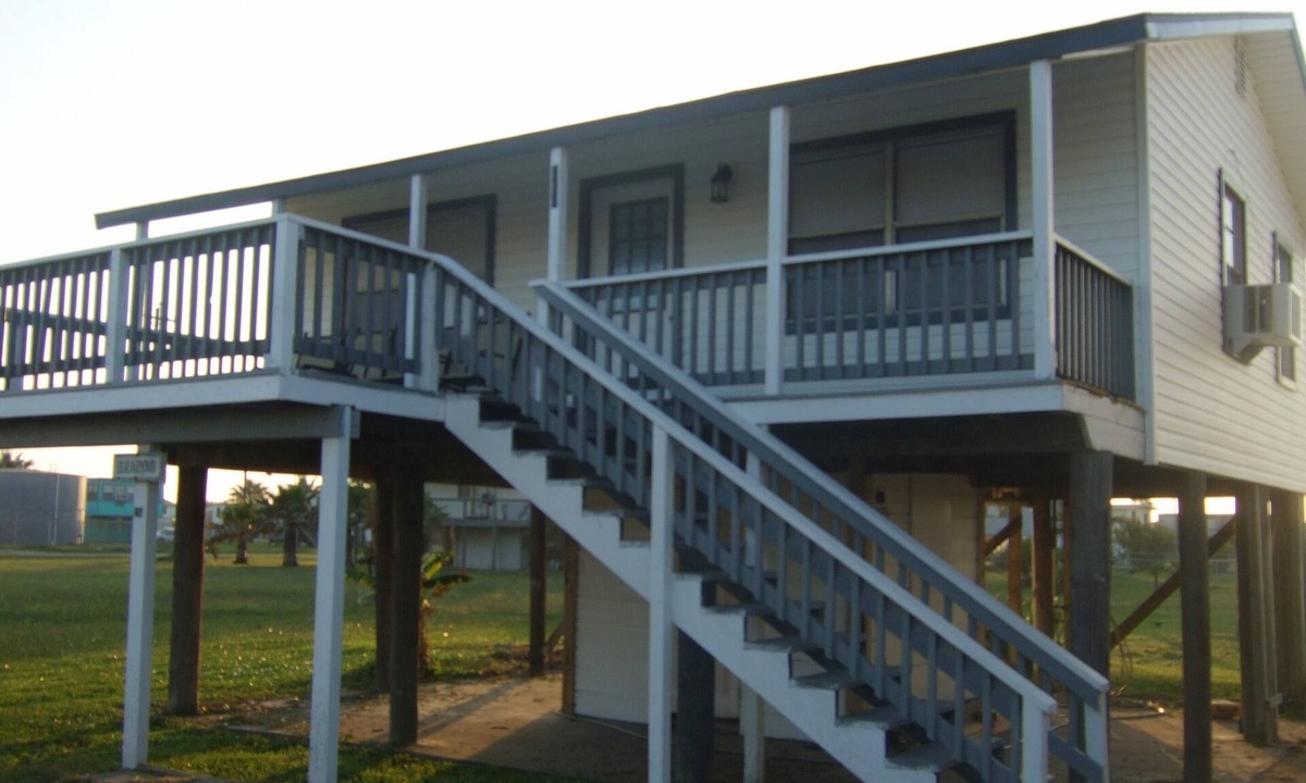 Surfside Beach House | Move out of that hotel room and come to the beach!