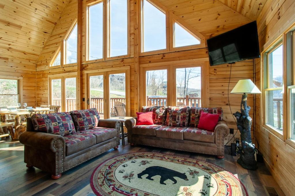 Gatlinburg House | Mystic Mountain Cabin View Grill Fire Pit