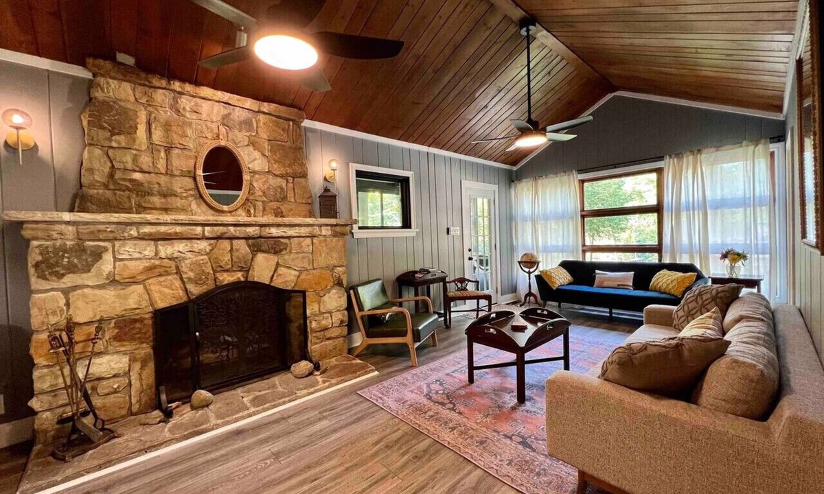 Ellwood City Cabin | Nate`s Cabin at Water`s Edge