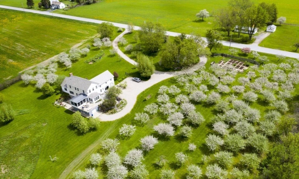 Whiting Apartment | Near Middlebury, VT vicinity with 360° mountain views from organic apple orchard