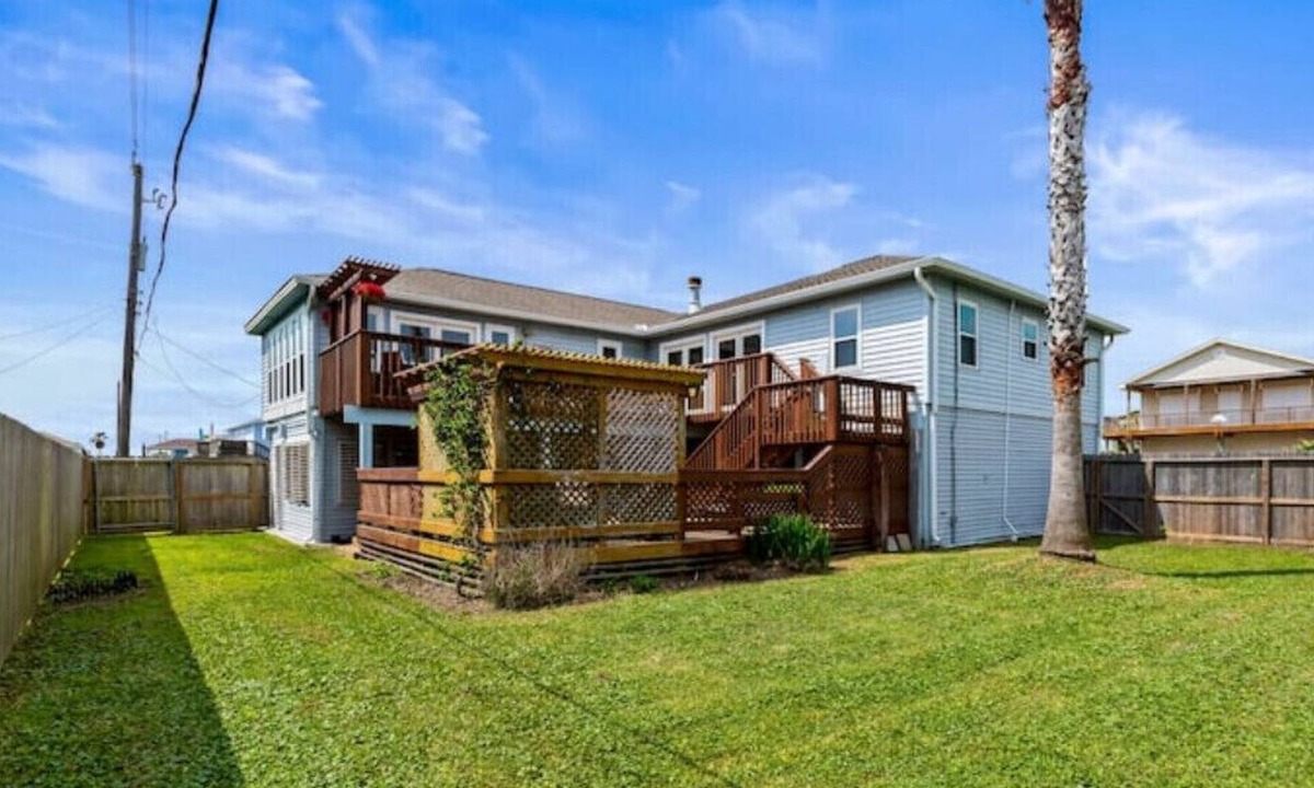 Jamaica Beach House | *NEW* Family friendly home and retreat at Tails Up! Spacious 🏠!