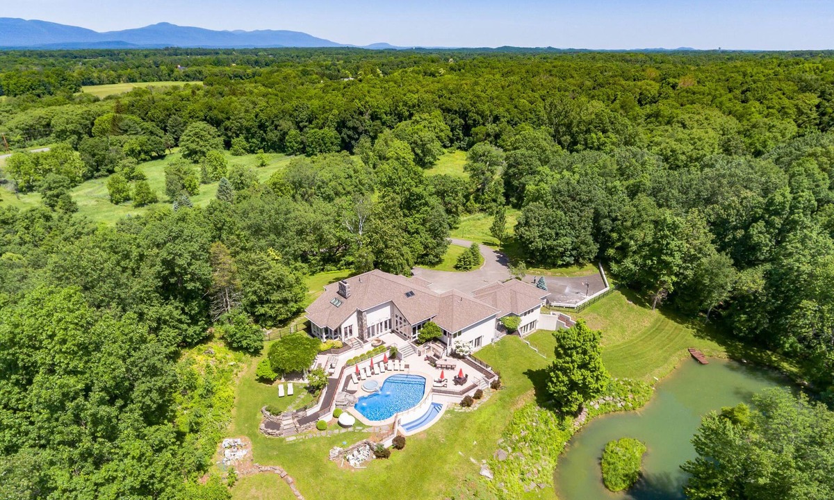 Rhinebeck House | NEW! Gated 21 Acre Modern Luxury Estate Heated Pool Hot Tub Gym Movie Theater.