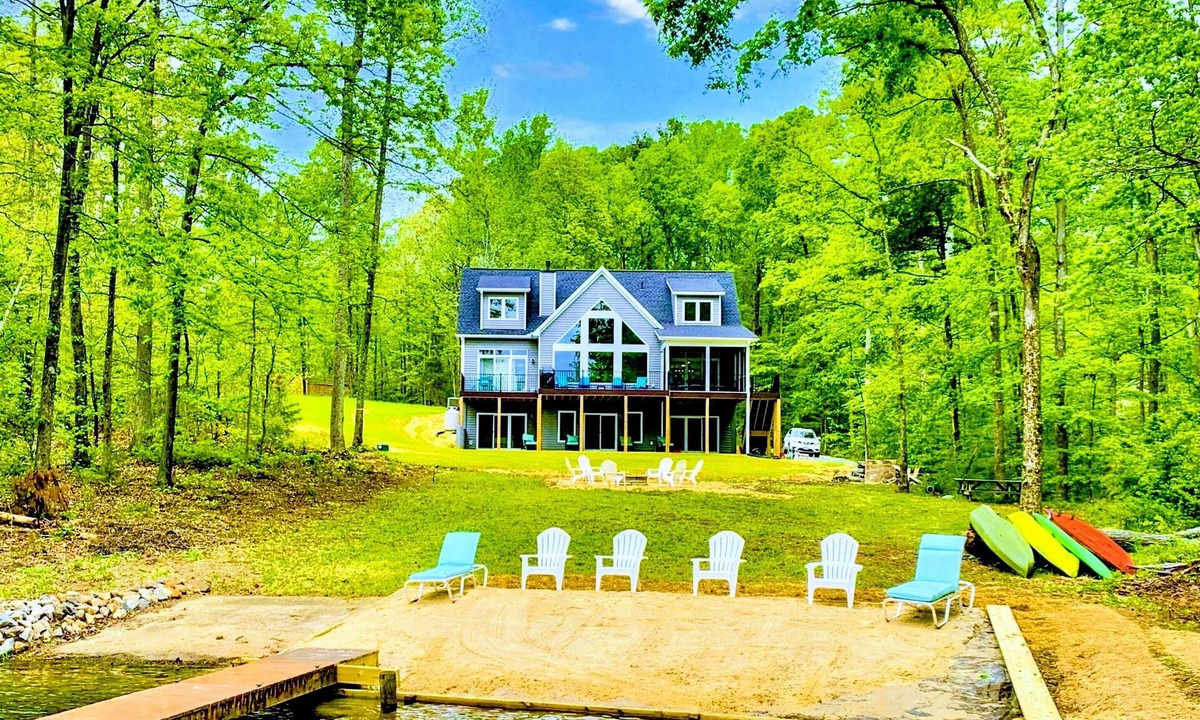 Mineral House | NEW Lakefront Lake Anna 5 Suites All Water Views