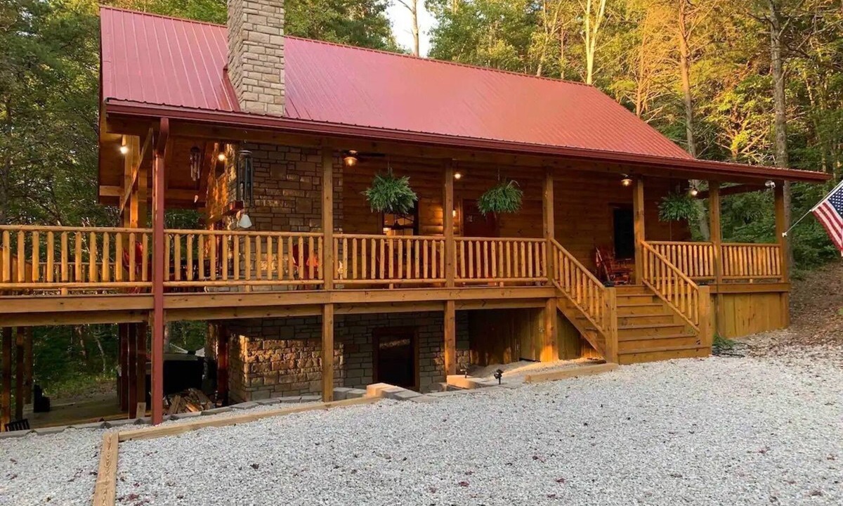 Carbon Hill Cabin | NEWER cabin, 5 BR, 2 fireplaces, hot tub, privacy