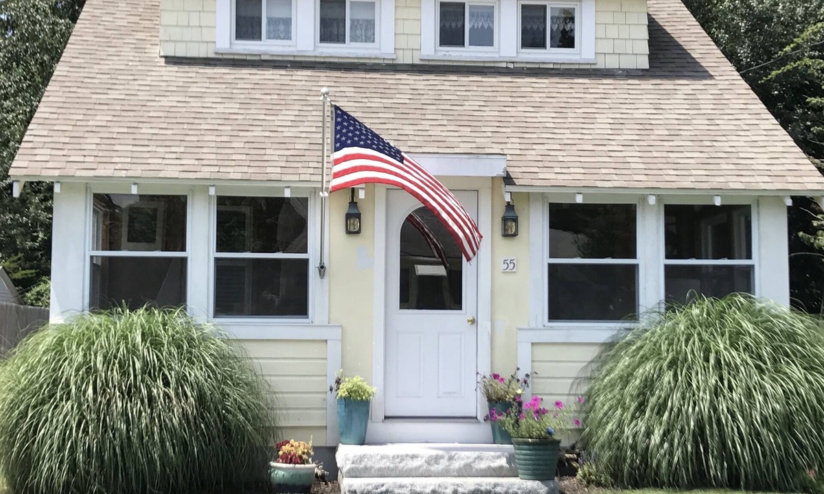 Saybrook Manor Cottage | Newly Renovated Beach Cottage in Old Saybrook CT - AIR CONDITIONED - ACADEMIC