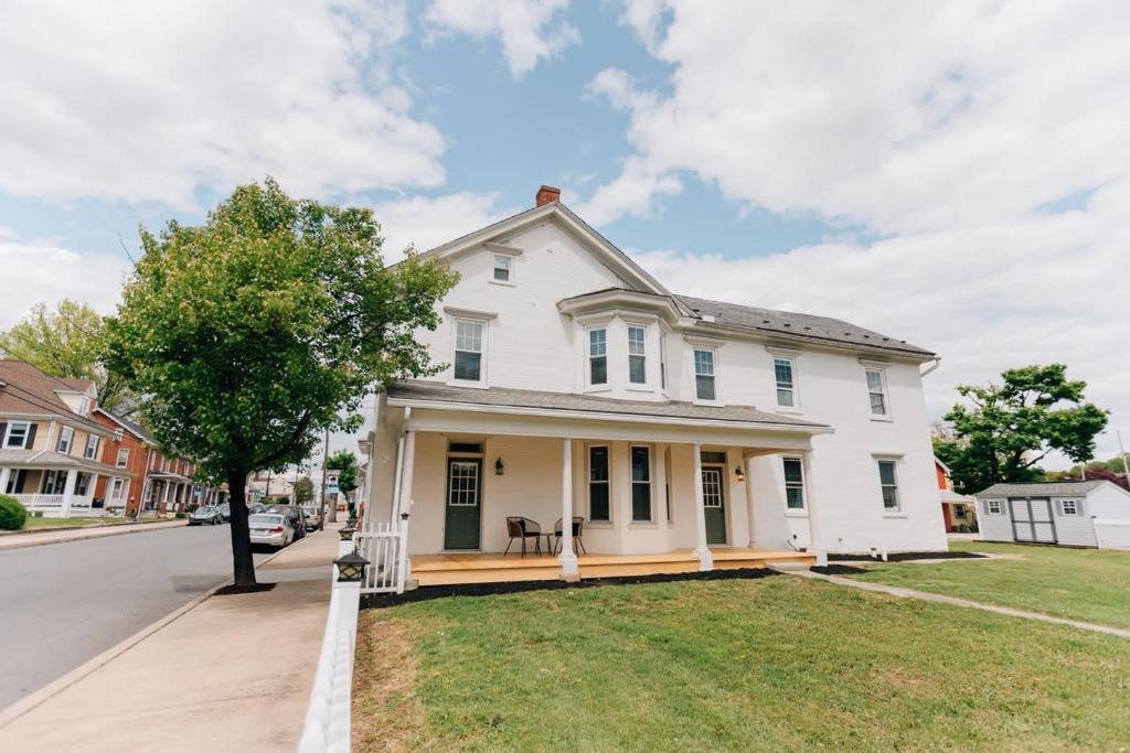 Mount Joy House | Newly Renovated Vintage Inspired Large 4 BR Home