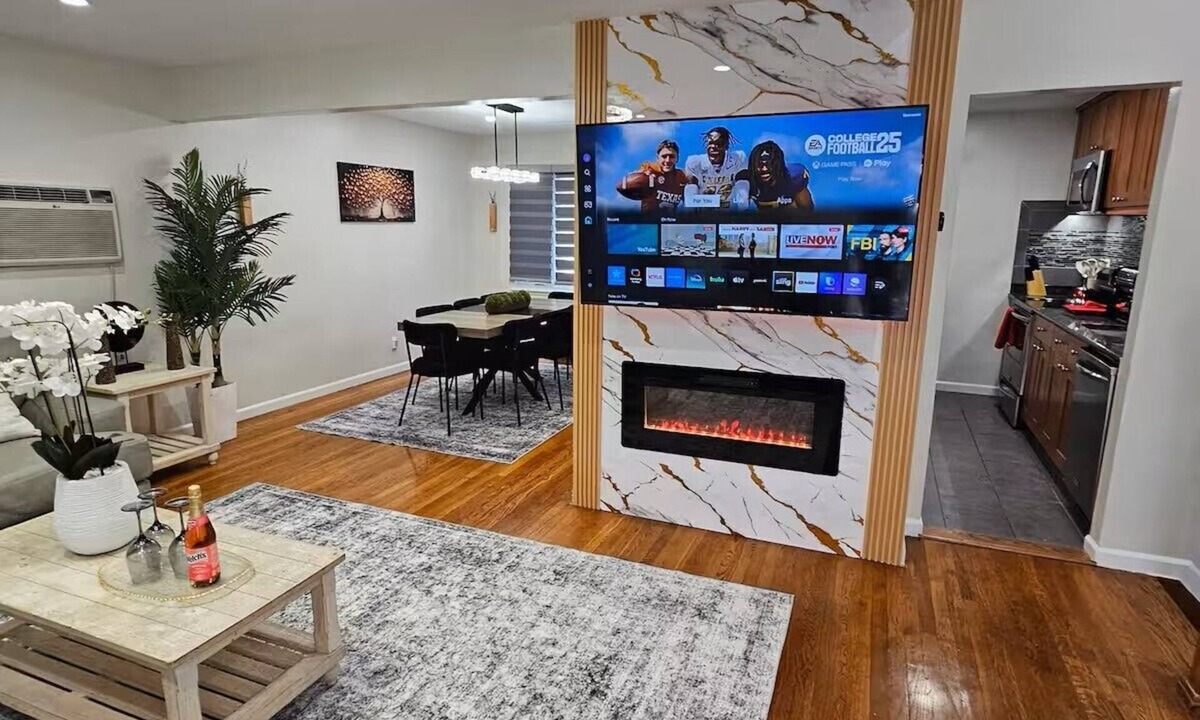 Hicksville House | Newly Stunningly Updated 4-bedroom house in lovely Hicksville with WiFi, AC.
