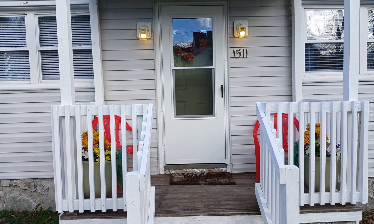 Mount Airy House | nPROMO 10% WEEKLY/20% MONTHLY Pet Friendly, Home, private fenced yard.