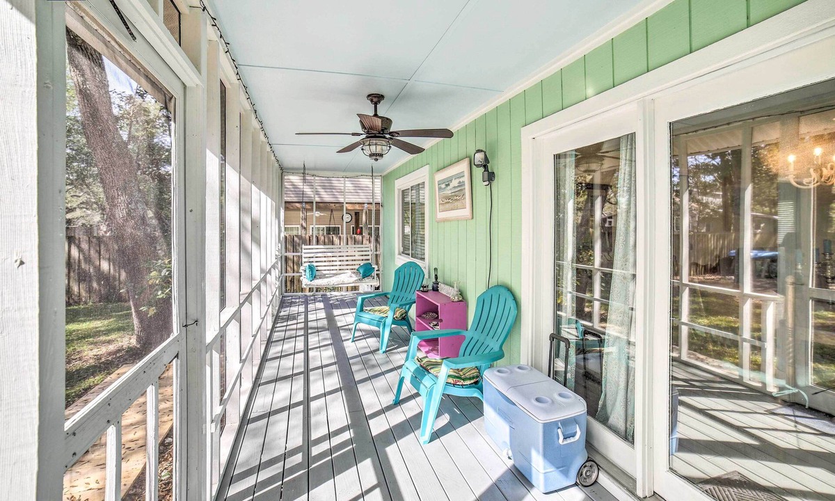 Long Beach House | Oak Island Home w/Yard < 1 Mi to the Beach!