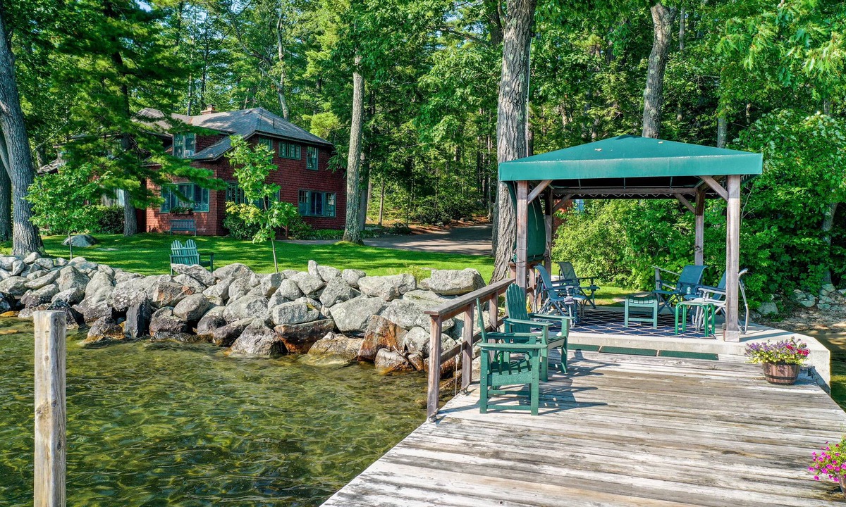 Wolfeboro House | Old Time Family Lodge on Winnipesaukee With Gorgeous Sand Beach