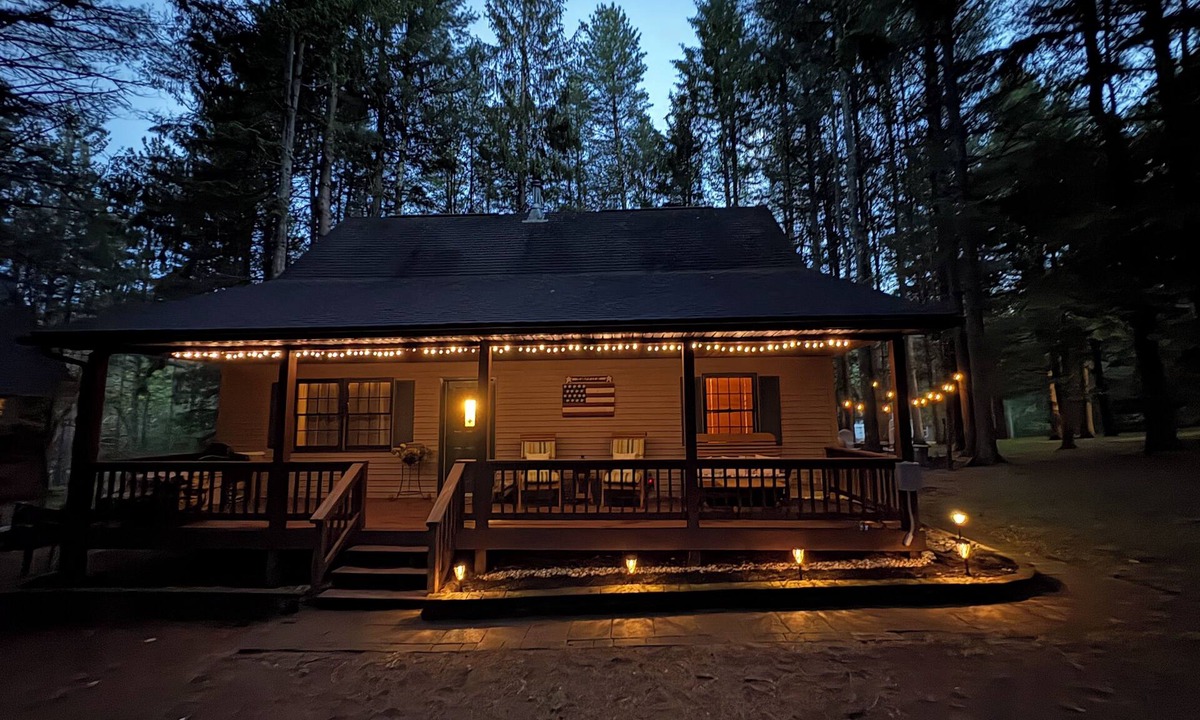 Sky Valley House | On a Whim- Peaceful 2 bedroom home + loft in charming lakefront community