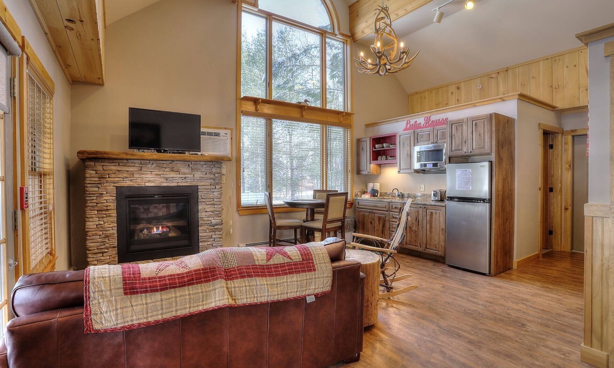 Oquossoc Hotel | Oquossoc Suite #1 | A/C & Fireplace