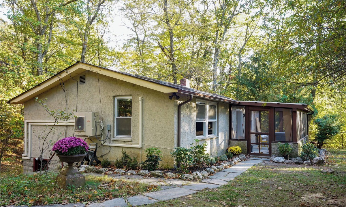 Town of Marlborough House | Owl's Nest: A Pet-Friendly Nature Lover's Getaway near Wineries & Hiking Trails