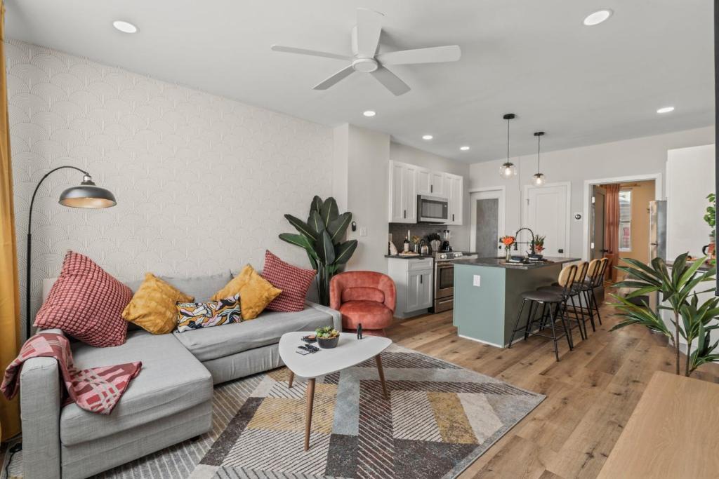 Passyunk Square Apartment | Passyunk Square Spacious 1 BR Oasis- Huge Deck