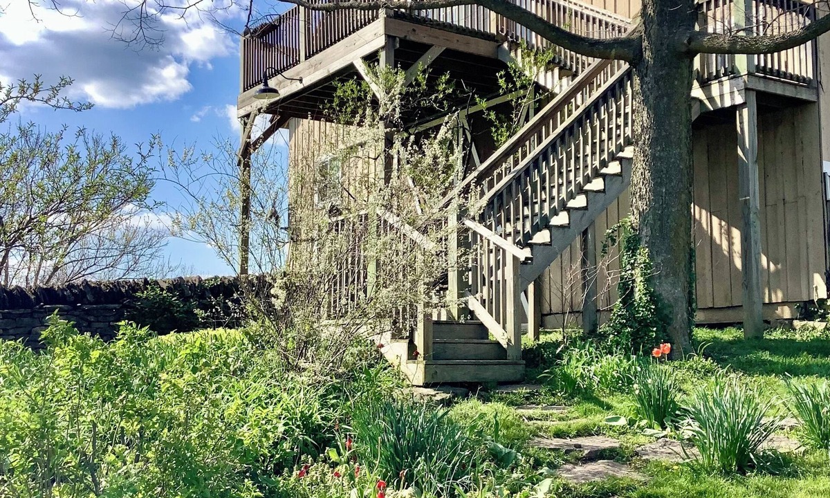 Paris House | Peaceful, historic 3-bedroom barn loft on a horse and flower farm in Paris.