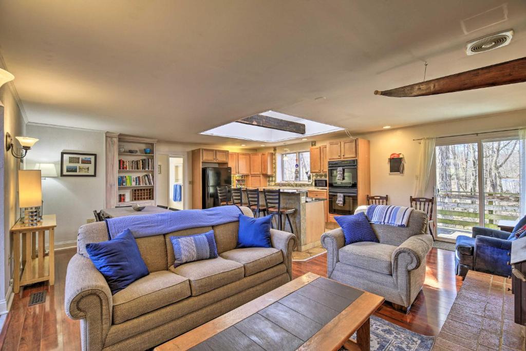 Ingles House | Pet-Friendly Cabin with Dock on Claytor Lake!