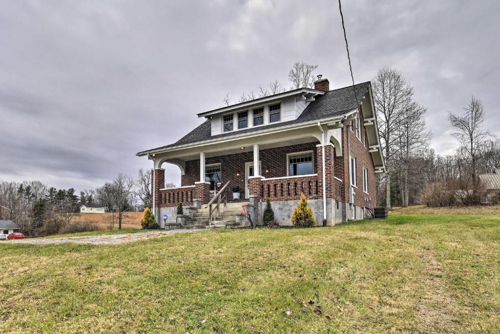 Floyd House | Pet-Friendly Floyd House with Porch - In Town!