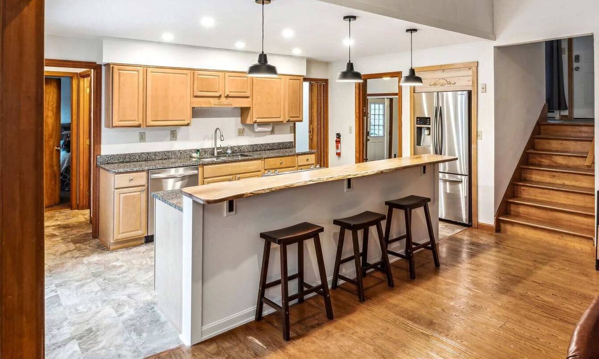 Quechee House | Pet-Friendly! Hot Tub - Marsh Family Road Retreat