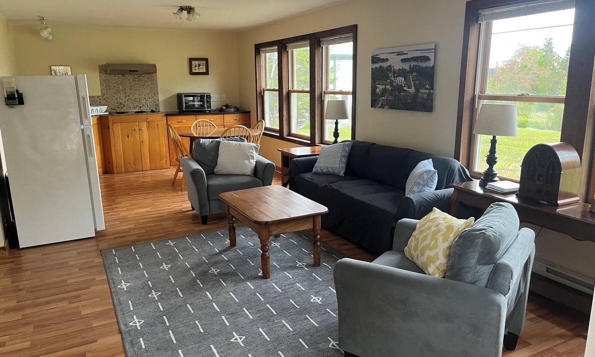 Brooklin House | Pickwick Cottage - Conveniently-Located in Brooklin
