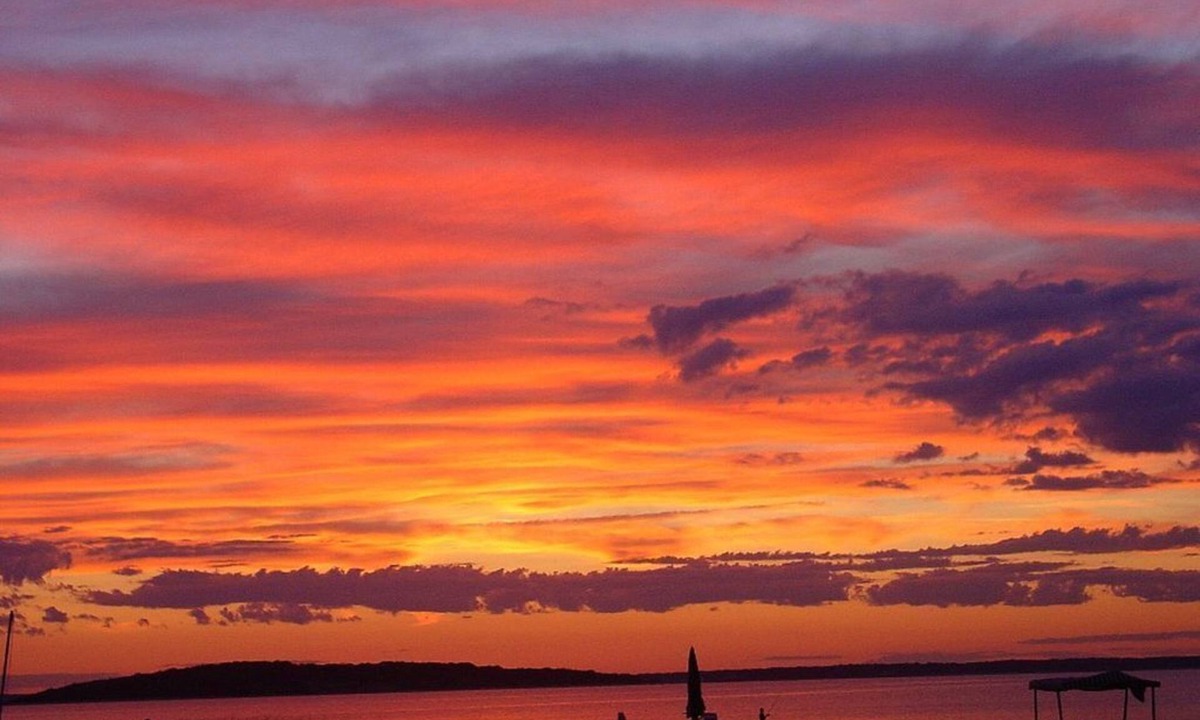 Noyack House | PRIVATE BEACH ON NOYAC BAY SAG HARBOR SPECTACULAR. AUGUST THRU LABOR DAY!