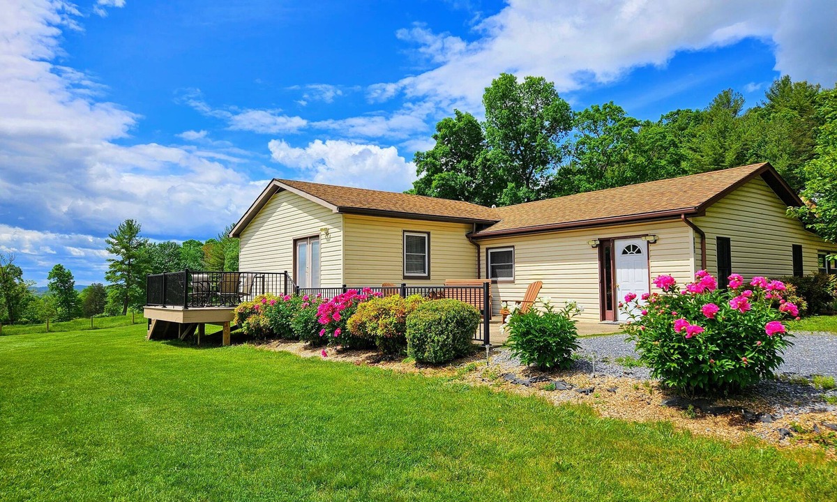 Bridgewater House | Quiet, off the grid getaway with access to hiking, fishing and wineries nearby!