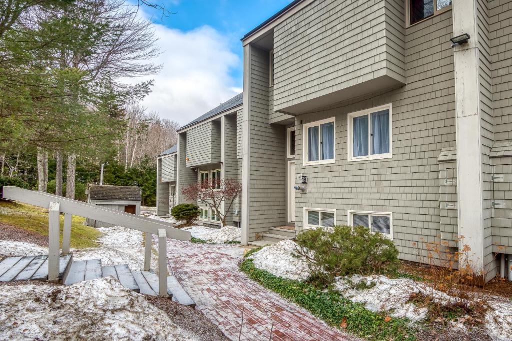 Bretton Woods Villa | R18 Affordable Ski-in Ski-out Bretton Woods Townhome mountain views