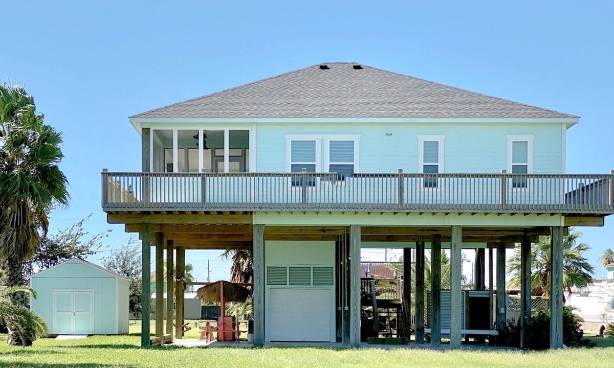 Crystal Beach House | READER'S RETREAT - Close to the beach, great outdoor space with bar
