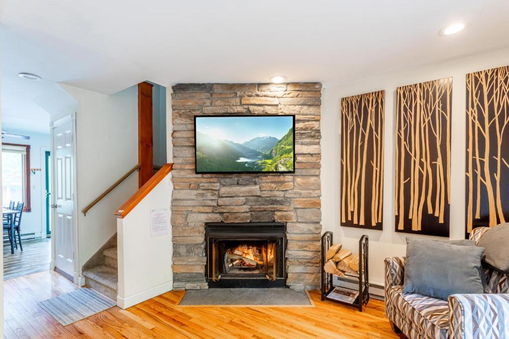 Windham House | Redwood Retreat in Windham - minutes to Mtn!