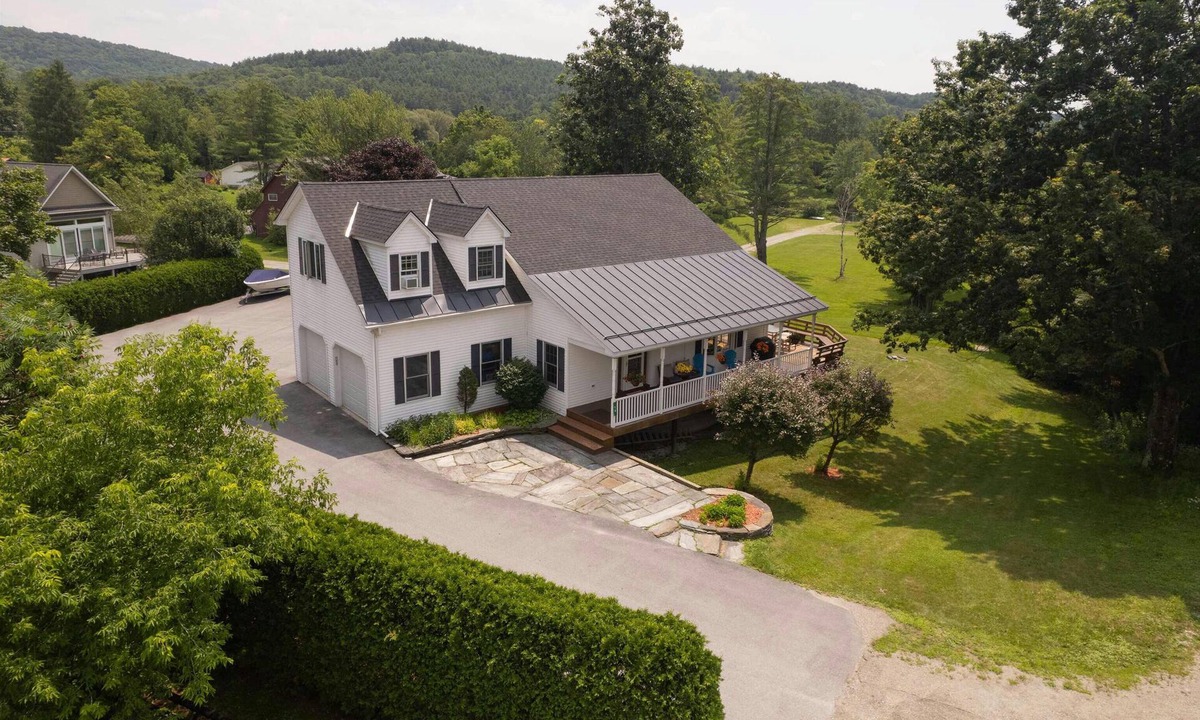 Crystal Beach House | Relax by "The Water's Edge" & enjoy amazing views and year round fun! 3BR/1BA