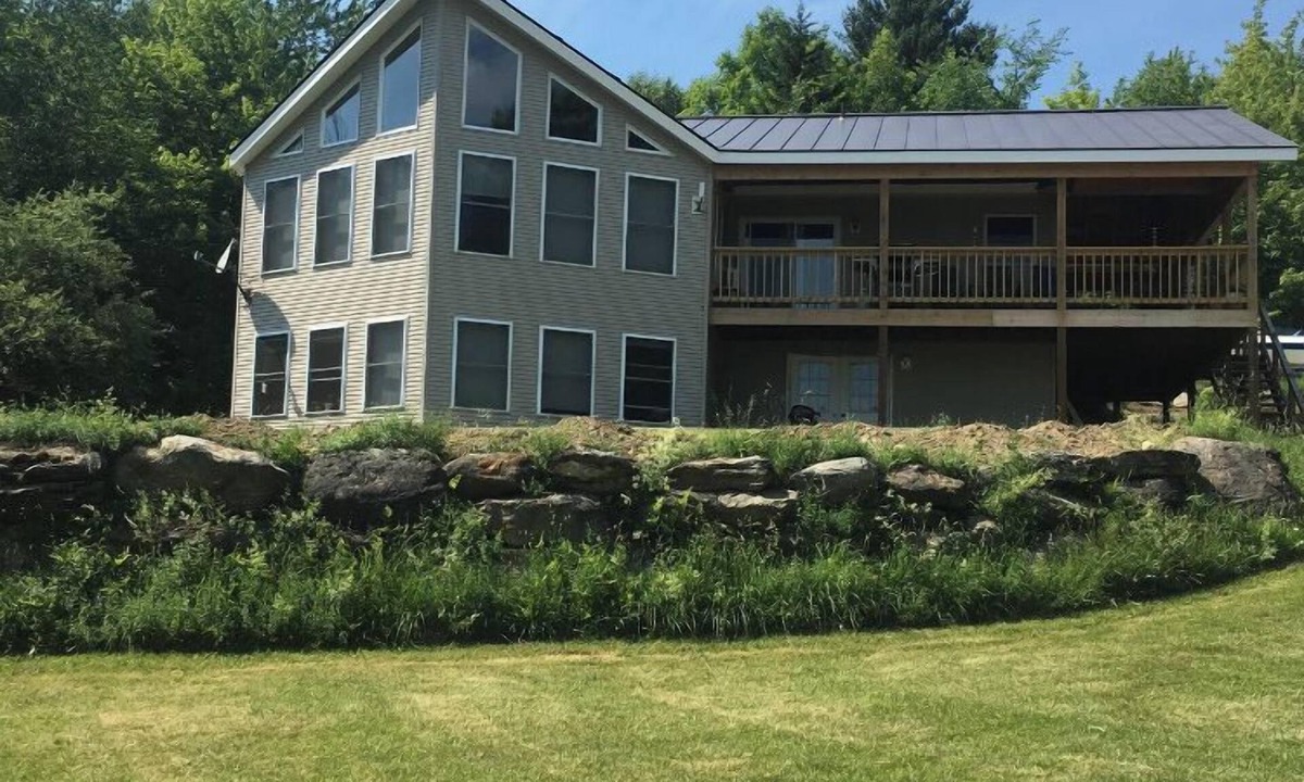 Lowell Apartment | Relaxation in the mountains. Hike, Ski & explore around Jay Peak
