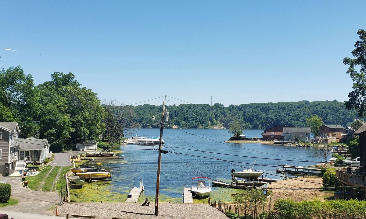 East Irondequoit House | Relaxing waterfront cottage on Irondequoit Bay