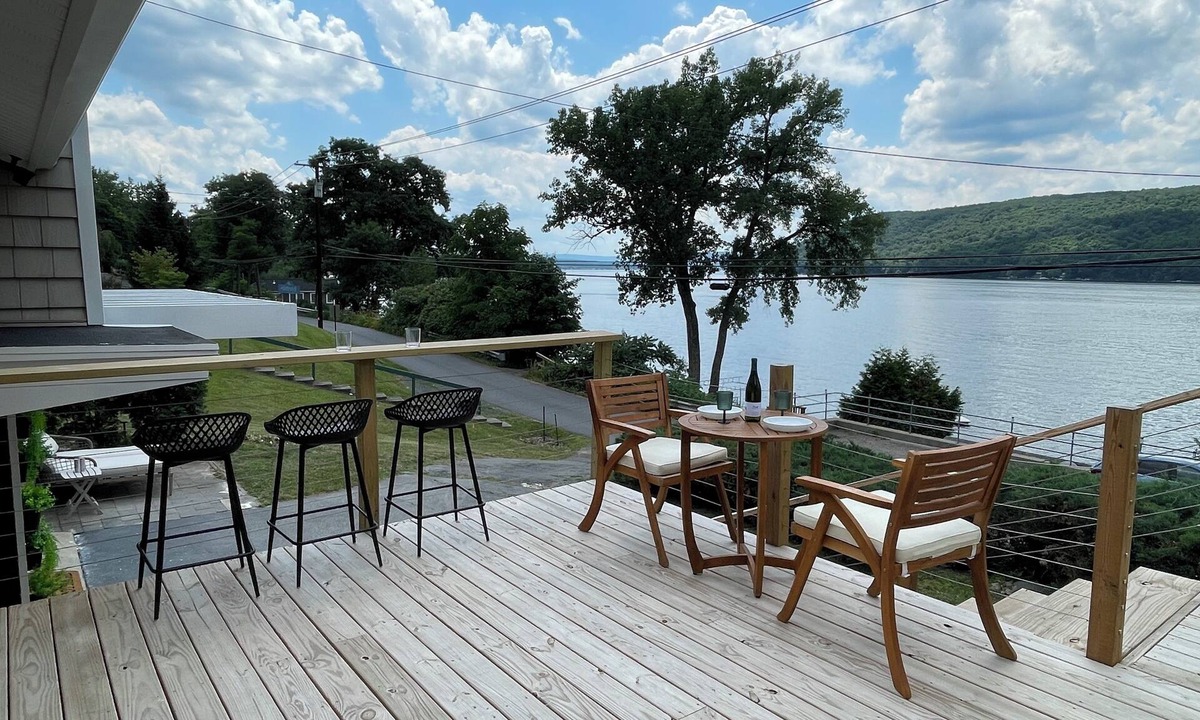 Dundee House | Remodeled family cottage with lake views close to wineries, hiking & tons more