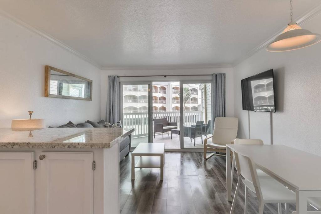 Galveston House | Remodeled Oceanside Retreat
