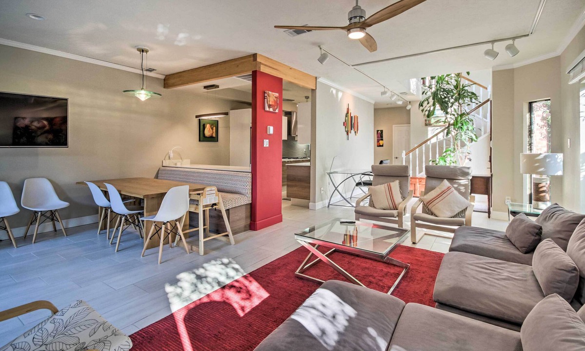 Boulevard Oaks House | Remote-Work Friendly Houston Home w/Backyard!