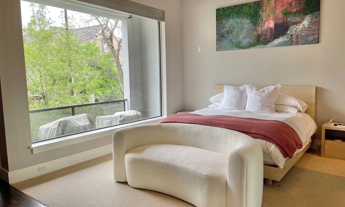 Hyde Park House | River Oaks Hideaway! Indoor Garden, Fountain, eBikes, Mid&Short Term Rental