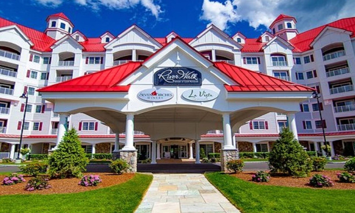 Lincoln Apartment | River Walk Resort at Loon studio, kitchenette, balcony, mount, river view, 5 fl