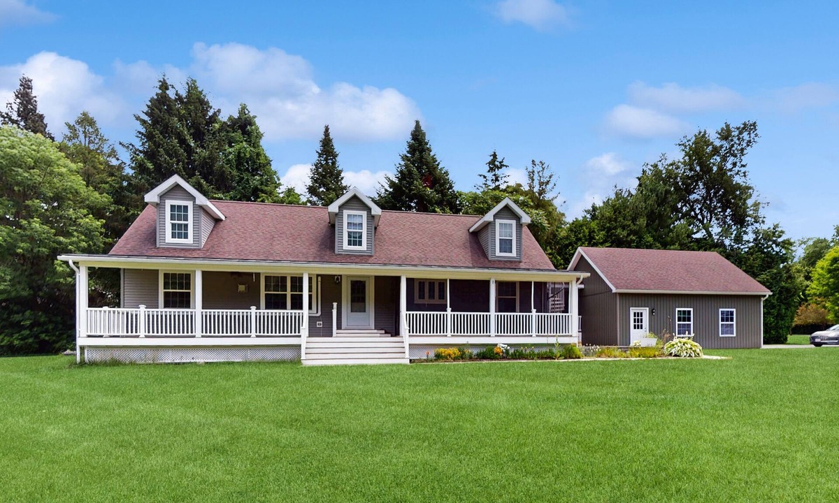 Arlington House | Riverfront house, dog-friendly, mountain views, a/c, porch, deck, gas stove, w/d