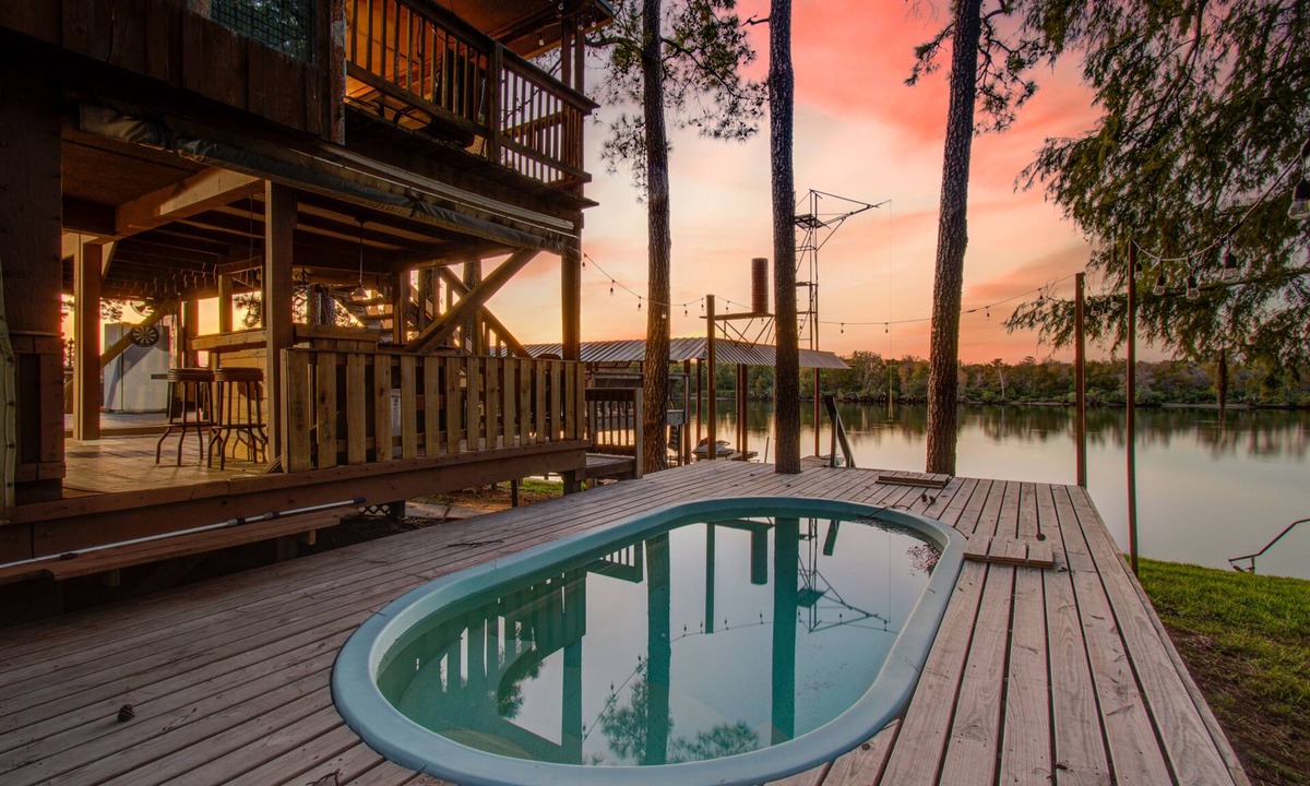 Barrett House | Riverfront Retreat Getaway