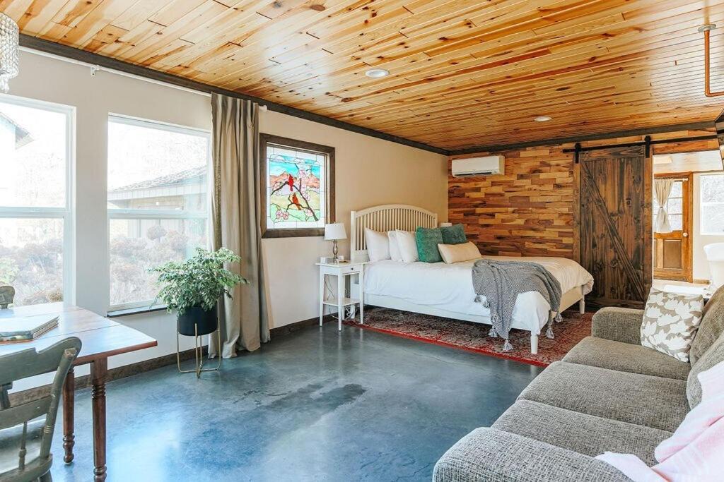 Afton Apartment | Rockwell Ridge The Dogwood Suite