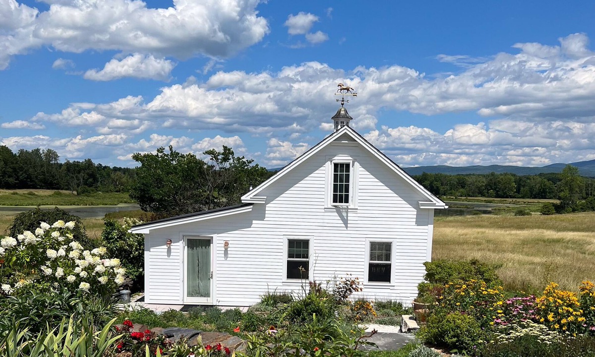 Brandon Cottage | Romantic lake view retreat with a patio, full kitchen, & washer/dryer
