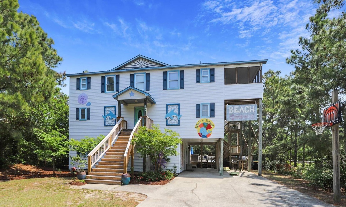 Whalehead Beach Apartment | RR - Family Friendly 6 BD Home, Sleeps 19 w/Game Room, Pool,& everything you need for a great time!