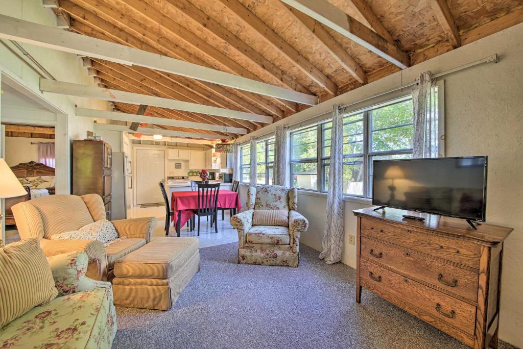 Appleton House | Rustic Retreat Across from Lake Family Friendly!