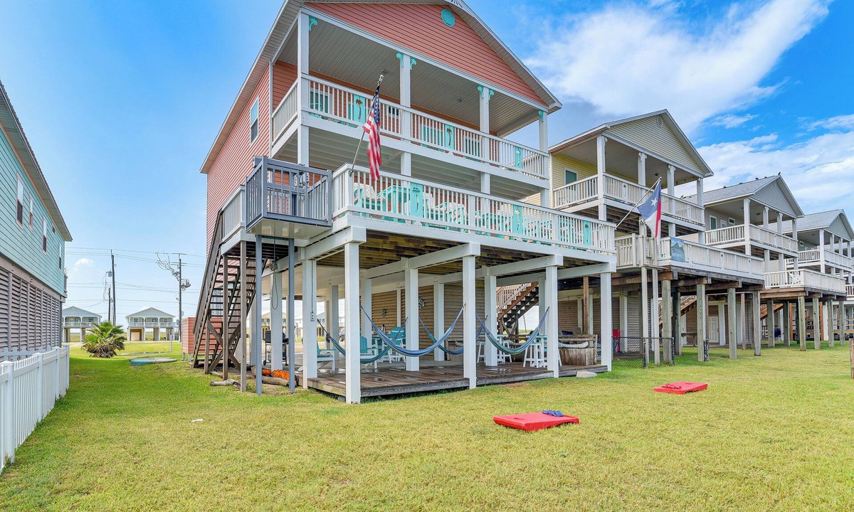 Freeport House | 'Sea Shell Chalet': Oceanfront Surfside Beach Gem