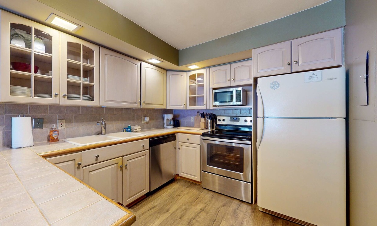 Mendon Condo | Secluded home with gas fireplace, patio, pool, athletic courts, & laundry room